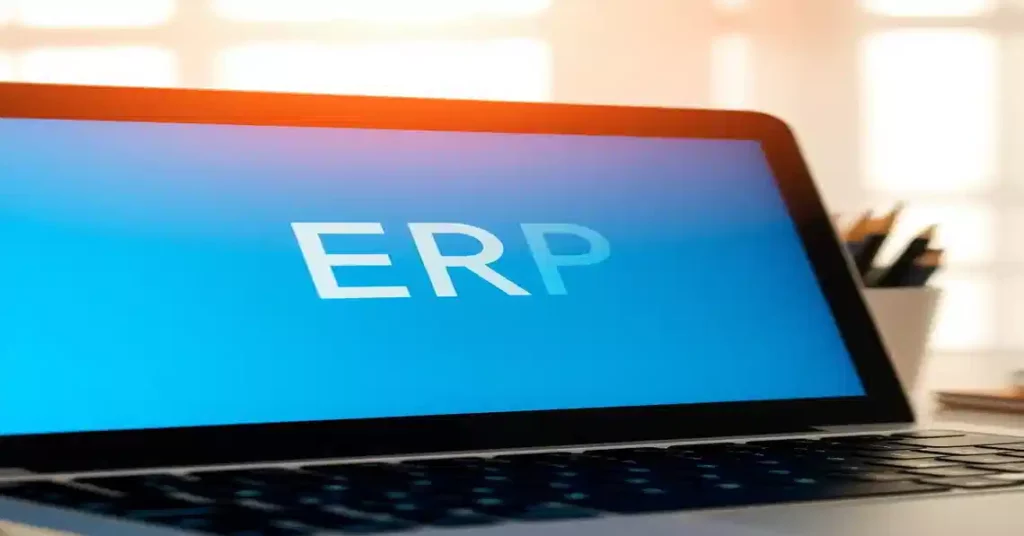 Imagem de um notebook com a palavra ERP escrita