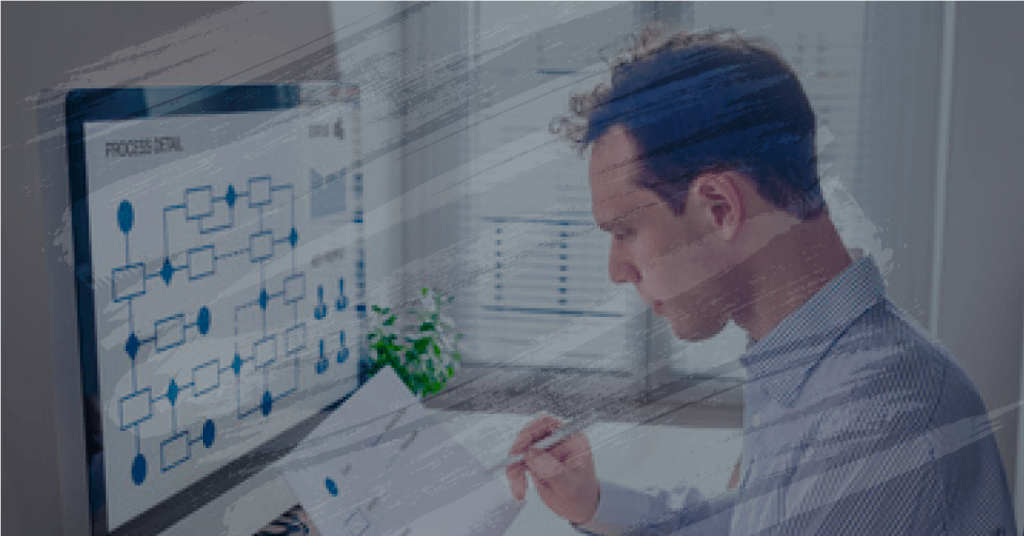 homem realizando um fluxograma de processos