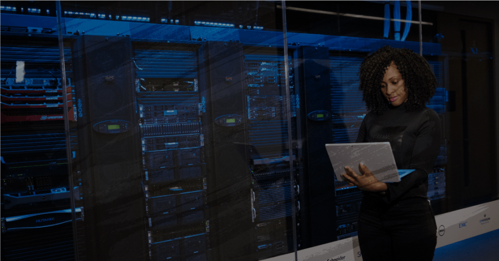mulher negra em datacenter para ilustrar texto sobre outsourcing de ti