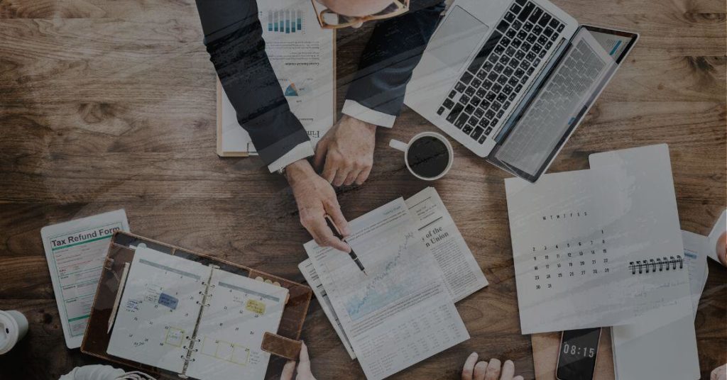 profissionais montando plano de ação para ilustrar texto sobre 5w2h