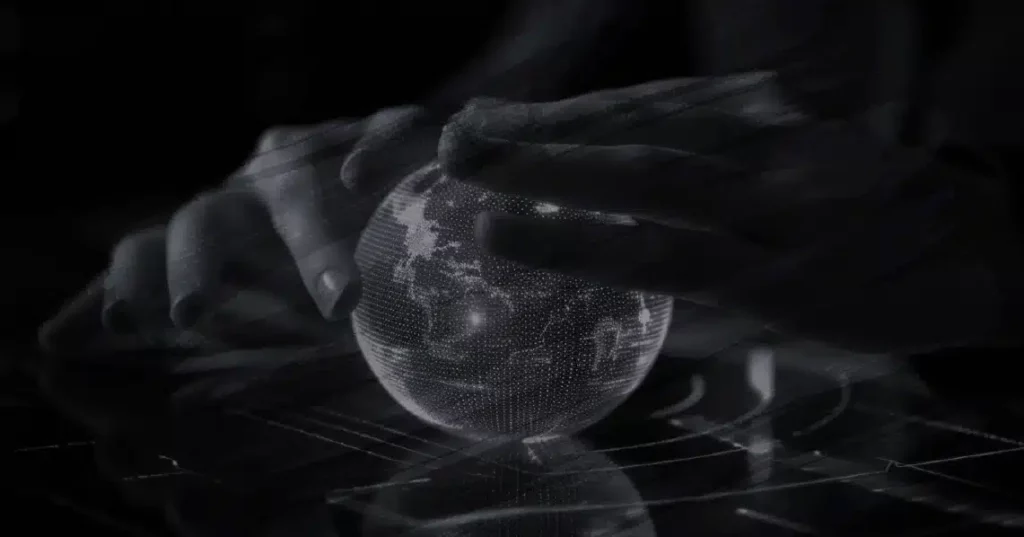 mãos sobre uma bola transparente para ilustrar texto de segurança digital