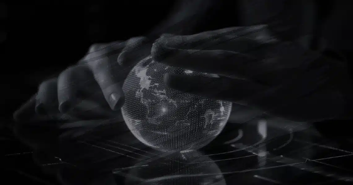 mãos sobre uma bola transparente para ilustrar texto de segurança digital