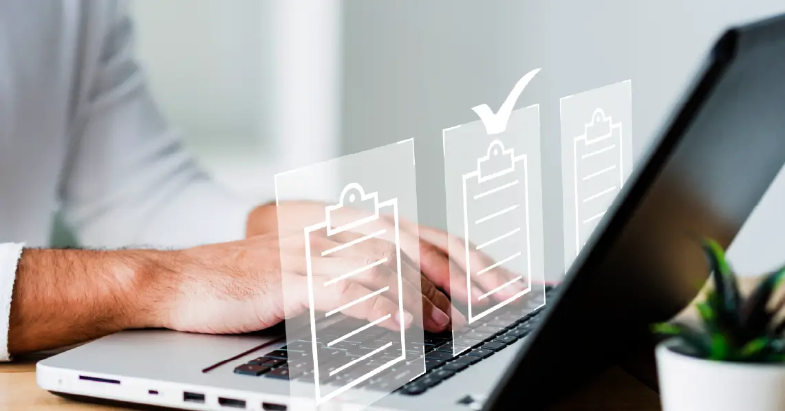 imagem de profisisonal trabalhando em um notebook com um workflow de processos