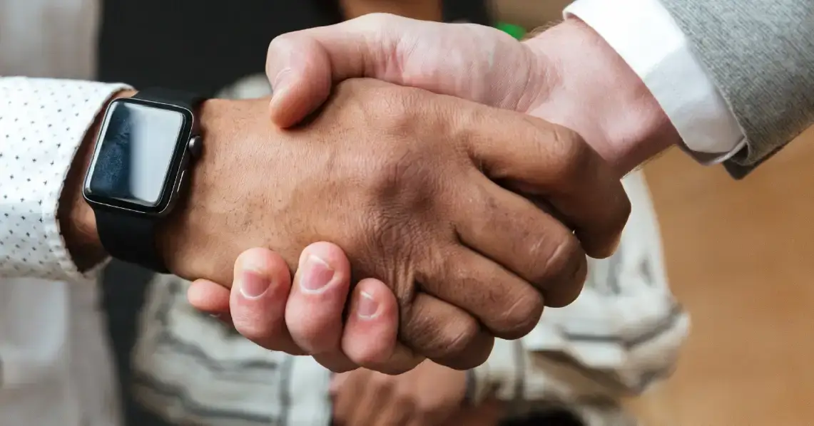 imagem de aperto de mão para ilustrar texto de parcerias estratégicas