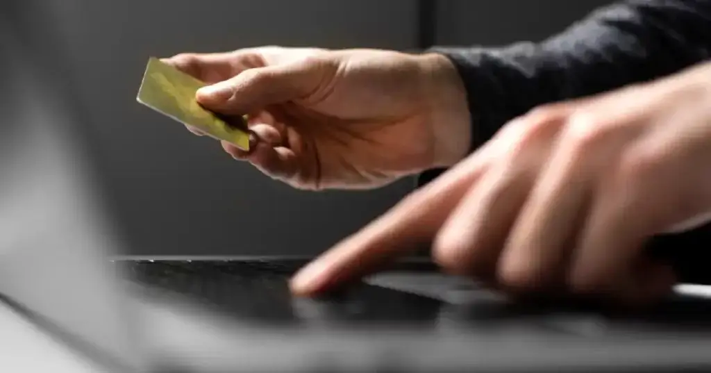 imagem de uma pessoa fazendo pagamento com cartão de crédito para ilustrar texto sobre PCI DSS