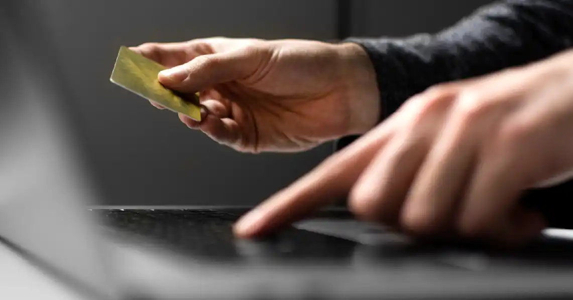 imagem de uma pessoa fazendo pagamento com cartão de crédito para ilustrar texto sobre PCI DSS