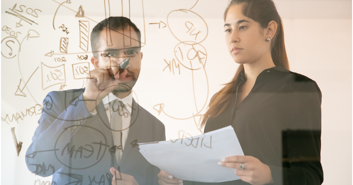 profissionais trabalhando em projeto para ilustrar texto de milestone